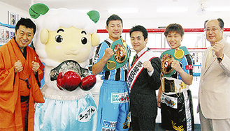 新田渉世会長（中央右）と先月タイトルを獲得した西田選手（中央左）と三好選手（右から2人目）
