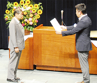 福田市長から表彰を受ける安陪さん（左）＝市提供