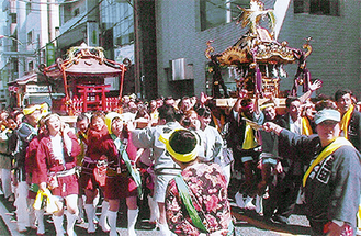 生田を巡る神輿。左が女性神輿
