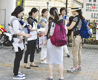 鹿島田駅前で署名を集めるメンバー