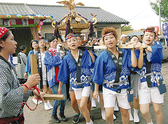 神輿を担ぎ長沢地区を巡行した女性神輿