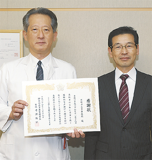 感謝状を受け取った鈴木病院長（左）