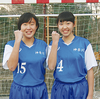 選抜ユニホームを着る大谷さん（左）、小宮山さん