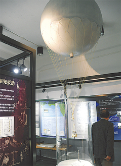 資料館に展示される風船爆弾の10分の１模型