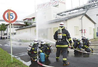 消防研究会員が見守る中行われた消防訓練