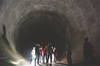 内径８．７メートルの地下トンネルを歩く参加者