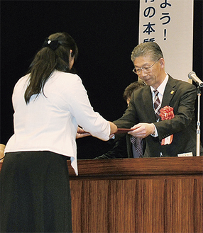 鈴木会長（右）から表彰状を受け取る受賞者