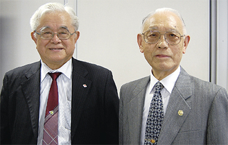 新任の山崎会長（左）と藤原前会長