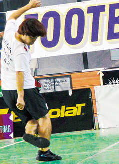 世界大会のシングルルーティン部門で、決勝に挑む石田さん。左足で蹴っているのがバッグ＝本人提供