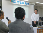 参加者の発言を聞く福田市長（右）