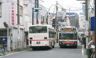 バスが頻繁に往来する区役所通り登栄会商店街