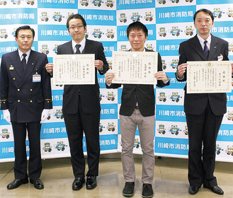 左から白石署長、小林さん、生田目さん、木下さん＝同署提供
