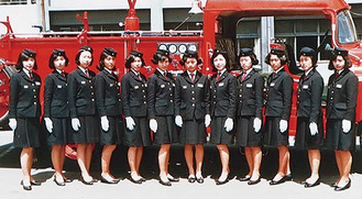 初代女性職員の12人（市消防局提供）