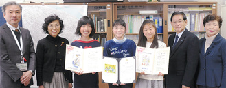 西菅小の（中央右から）横川さん、島田さん、田村さん