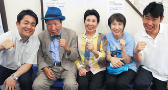 袴田巖さん（左から２人目）と姉の秀子さん（中央）、新田会長（左）