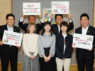 等々力ライブに向け、福田市長ら市職員と思いを交わした（中央右から）SHISHAMOの吉川さん、宮崎さん、松岡彩さん