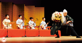 藤本音仁（左・余湖英子会長）の唄、西川扇慈郎の踊りによる「角力甚句 手古舞木遣り」