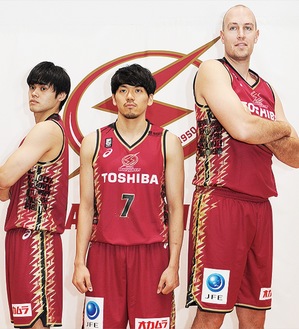 限定ユニホームを披露する（左から）藤井選手、篠山選手、ファジーカス選手