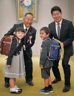 児童２人と森副組合長、福田市長(右)
