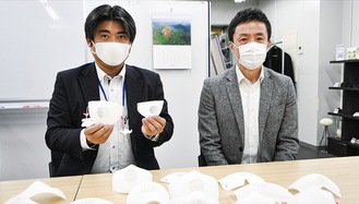 3Dマスクを手にする吉澤さん（左）と早村さん