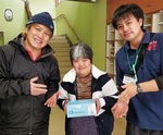 福祉施設にマスクを贈るヒートアップ田村代表(左)