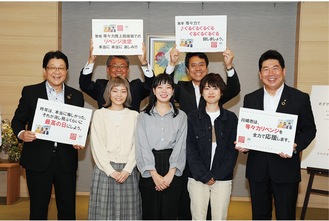 市庁舎を昨年訪れ、リベンジを誓っていたSHISHAMOの（中央左から）松岡彩さん、宮崎さん、吉川美冴貴さん