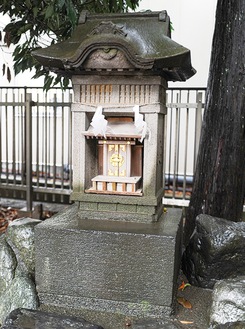 地域文化財の一つ、中野島稲荷神社祠(文化６年銘)