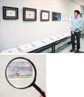 展示の様子と清田さん(上)、拡大鏡で見る縦44ミリ×横64ミリの作品「嵐風」