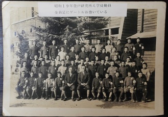 学徒動員前の児童ら。教員２人（前列中央）の向かって右隣が会津さん＝本人提供