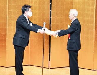 福田市長から表彰を受ける若宮さん(右)