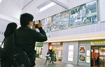 川崎駅のパネルを撮るファン