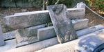 ▶社殿の脇に置かれている文化財の鳥居