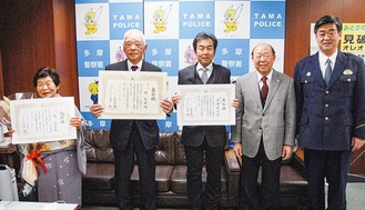 （右から）倉林署長、原田会長、吉澤さん、関さん夫妻