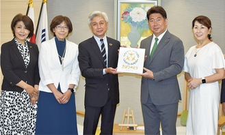 贈呈式に出席した芳見社長(中央)、笹久保さん(中央左）ら