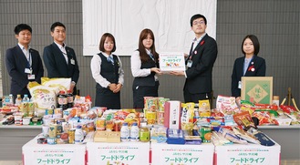集まった食料品を市社協関係者（右２人）に寄贈するＪＡ職員