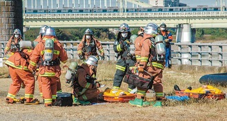 要救助者を搬送する訓練＝いずれも多摩消防署提供