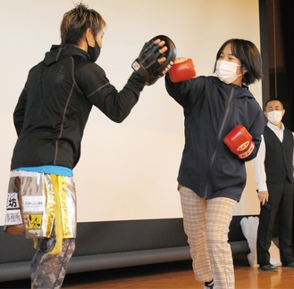 古橋選手(左)とのミット打ちを体験する児童