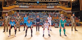 サポーターの前で集合する新加入選手と「純烈」メンバー　©川崎フロンターレ