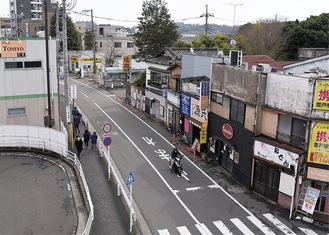 登戸駅南側の計画地(道路右)