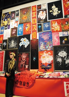 岡本太郎賞に選ばれた吉元さんと高さ５メートルの作品「The thread is Eros, It's love!」