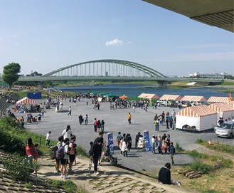 会場の河川敷＝昨年５月
