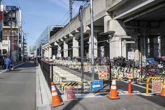 小田急線沿いの登戸駅と向ヶ丘遊園駅間にある増設された駐輪場