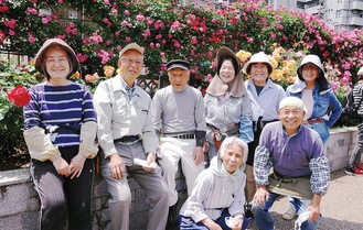 11日に活動したメンバー、（左から）山本さんと関さん、三竹会長
