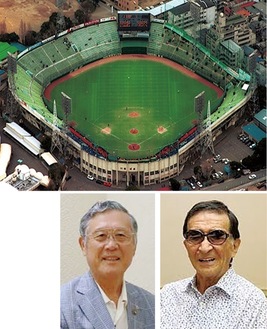 川崎球場と（右から）佐々木信也氏、村上雅則氏 ©川崎フロンターレ
