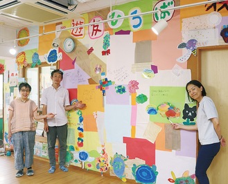 ７月末までお別れメッセージが書ける壁、運営委員の（左から）江田さんと鈴木さん、池上紅実さん