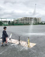 水ロケットで飛距離競う