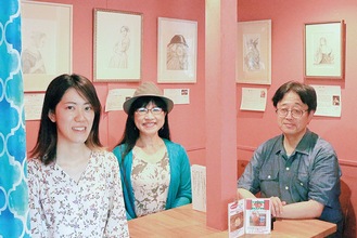 鉛筆画を背にする(左から)柳堀さん、小島さん、吉田さん