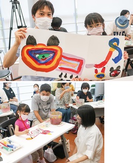 完成した絵を持つ親子（上）、小松さんのアドバイスを受け絵を描く子ども