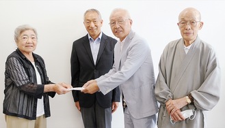 (右から)溝江住職、井田良一会長、井田光政会長、吉田会長