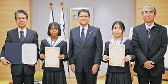(右から)前田明信市総務部長、古橋さん、伊藤副市長、古矢さん、松本さん